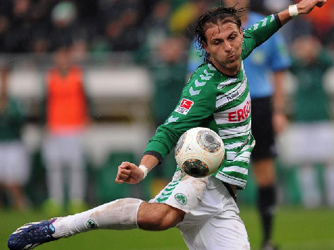 Kan komma fler mål av Azemi för Fürth i denna match.