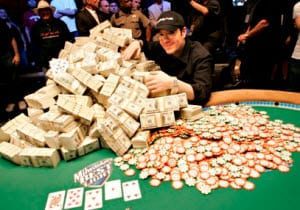 Spela i pokerturneringar för att kunna vinna stora belopp