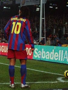 Ronaldinho slår en hörna